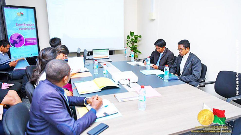 MACRO-ÉCONOMIE – Le projet de loi de finances initiale 2024 en chantier MACRO-ÉCONOMIE – Le projet de loi de finances initiale 2024 en chantier