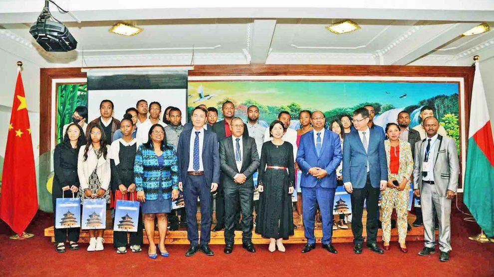 COOPÉRATION – Vingt-sept jeunes étudiants malgaches s’envoleront pour la Chine COOPÉRATION – Vingt-sept jeunes étudiants malgaches s’envoleront pour la Chine