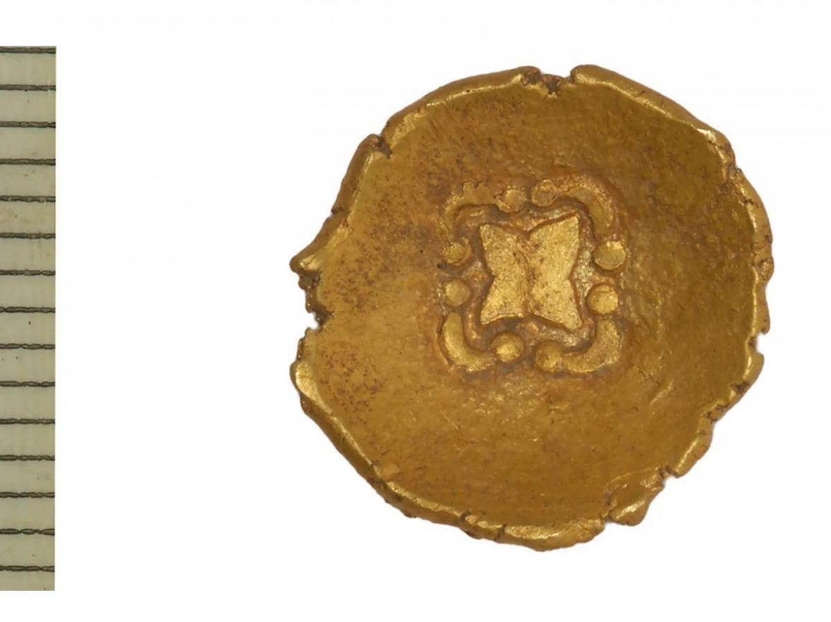 Une rarissime pièce d’or celte “tombée d’un arc-en-ciel” découverte dans un champ Une rarissime pièce d’or celte “tombée d’un arc-en-ciel” découverte dans un champ