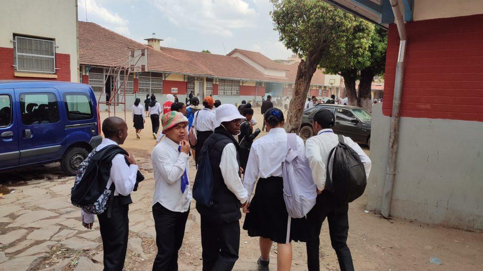 ÉDUCATION. – Des écoliers en panique ÉDUCATION. – Des écoliers en panique