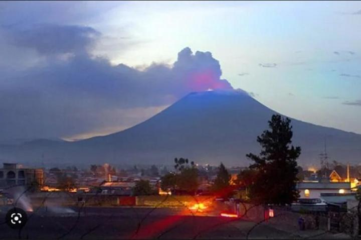 Nord-Kivu : le volcan actif d’Afrique en éruption, la population invitée à rester calme Nord-Kivu : le volcan actif d’Afrique en éruption, la population invitée à rester calme