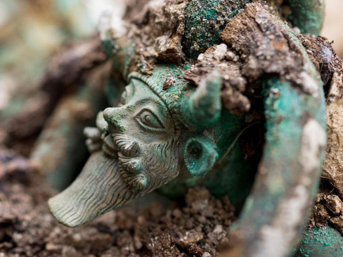 Tombe du Prince Celte de Lavau: Dix Ans de Découvertes Tombe du Prince Celte de Lavau: Dix Ans de Découvertes