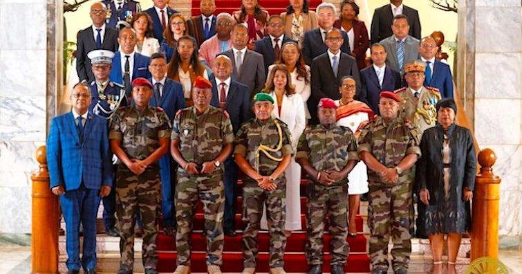 Gouvernement: 29 Ministres pour un Contrat de Deux Mois Gouvernement: 29 Ministres pour un Contrat de Deux Mois