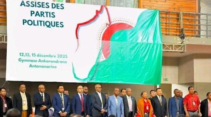 Trente Partis Élaborent une Charte de Transition Trente Partis Élaborent une Charte de Transition