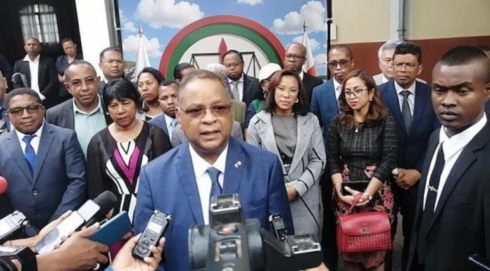 Bras de Fer À L’Assemblée Nationale sur L’Inamovibilité Bras de Fer À L'Assemblée Nationale sur L'Inamovibilité