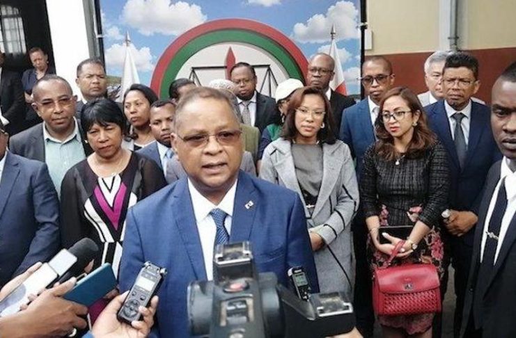 Bras de Fer À L’Assemblée Nationale sur L’Inamovibilité Bras de Fer À L'Assemblée Nationale sur L'Inamovibilité