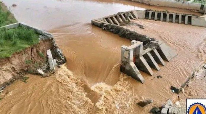 Rupture Partielle de la Digue du Fleuve Sisaony Rupture Partielle de la Digue du Fleuve Sisaony