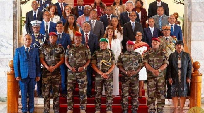 Remaniement du Gouvernement en Phase D’Évaluation Remaniement du Gouvernement en Phase D'Évaluation