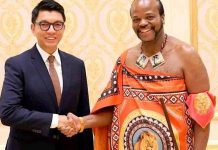 Le Roi Dictateur et L’Autocrate Exilé Le Roi Dictateur et L’Autocrate Exilé