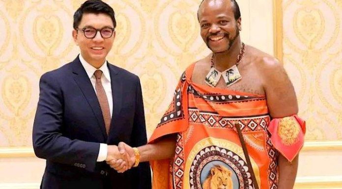 Le Roi Dictateur et L’Autocrate Exilé Le Roi Dictateur et L’Autocrate Exilé