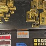 Douane Saisit 250 000 Dollars et 5 Kilos D’Or Douane Saisit 250 000 Dollars et 5 Kilos D'Or