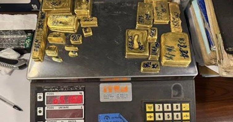 Douane Saisit 250 000 Dollars et 5 Kilos D'Or Douane Saisit 250 000 Dollars et 5 Kilos D'Or