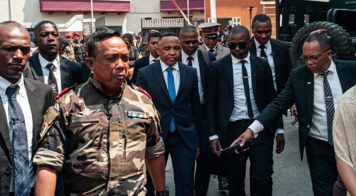 Randrianirina et Macron Discutent pour Apaiser Tensions Randrianirina et Macron Discutent pour Apaiser Tensions