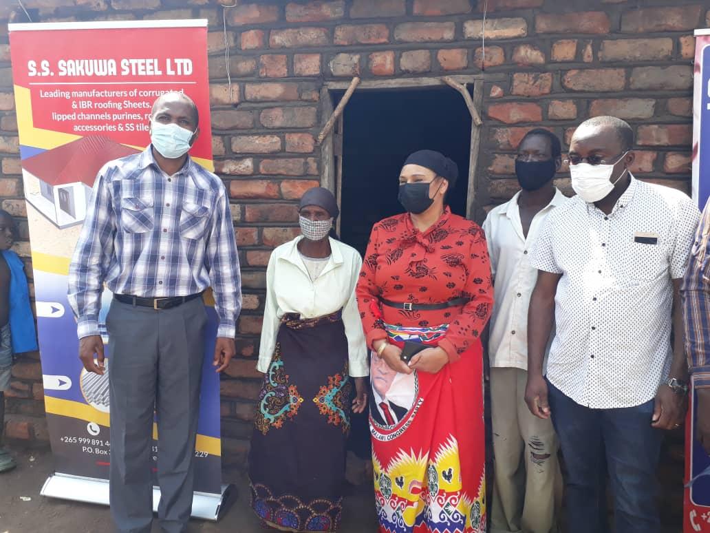 Abida Mia launches ultrapoor ‘M’chotsa Udzu’ iron sheet project Malawi