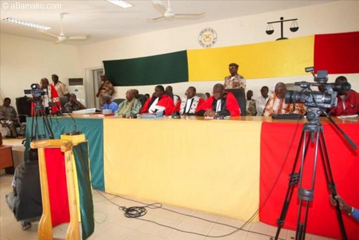 Inculpés pour association de malfaiteurs, faits de terrorisme et recel de malfaiteurs Souleymane Kéïta écope de la réclusion à perpétuité et au paiement de 2 millions FCFA d’amende et les autres condamnés par contumace Inculpés pour association de malfaiteurs, faits de terrorisme et recel de malfaiteurs Souleymane Kéïta écope de la réclusion à perpétuité et au paiement de 2 millions FCFA d’amende et les autres condamnés par contumace