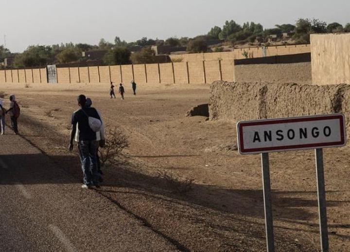 Baba dans le cercle d’Ansongo: des extrémistes incendient un camion transportant de l’alcool et égorgent le chauffeur Baba dans le cercle d’Ansongo: des extrémistes incendient un camion transportant de l’alcool et égorgent le chauffeur