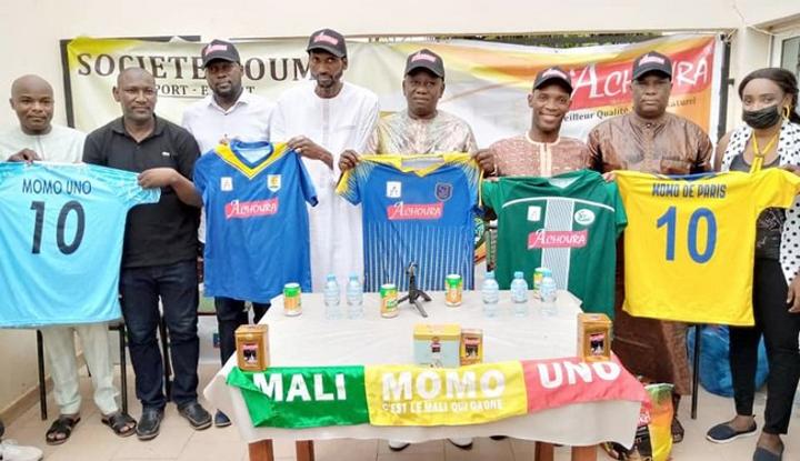 Partenariat Momo Uno-Thé Achoura-Mouvement BSS : Momo de Paris offre 2 jeux de maillots à 3 clubs et à l’Ajsm Partenariat Momo Uno-Thé Achoura-Mouvement BSS : Momo de Paris offre 2 jeux de maillots à 3 clubs et à l’Ajsm