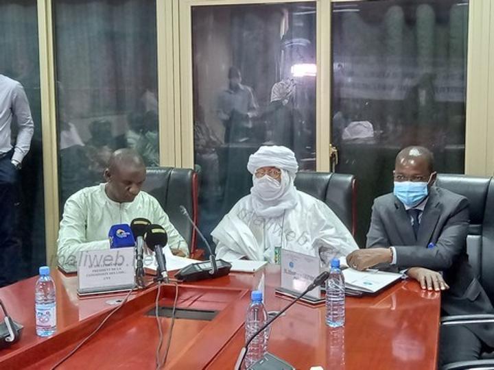 Lutte contre la Corruption et l’Enrichissement Illicite : l’OCLEI outille les membres de la Commission Lois du CNT Lutte contre la Corruption et l’Enrichissement Illicite : l’OCLEI outille les membres de la Commission Lois du CNT