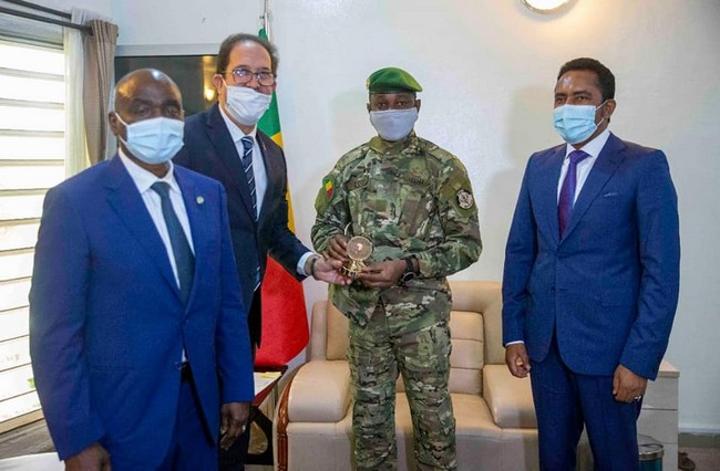 Visite du président de l’Acnoa, Moustapha Berraf au Mali : Médaille du mérite du sport africain décernée à Assimi Goïta et Mossa Ag Attaher Bamako abritera les prochains Jeux Africains de la jeunesse de la Zone 2 en décembre prochain Visite du président de l’Acnoa, Moustapha Berraf au Mali : Médaille du mérite du sport africain décernée à Assimi Goïta et Mossa Ag Attaher Bamako abritera les prochains Jeux Africains de la jeunesse de la Zone 2 en décembre prochain