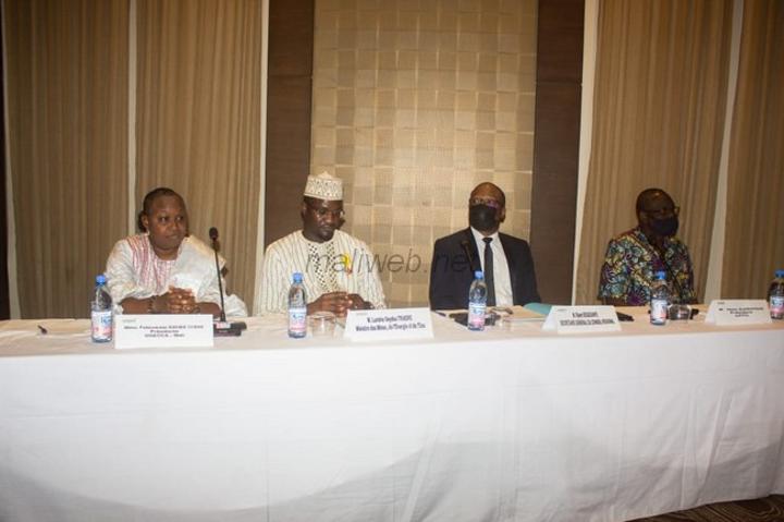 Marché financier : le Conseil Régional de l’Epargne Publique et des Marchés Financiers et la Profession Comptable en conclave à Bamako Marché financier : le Conseil Régional de l’Epargne Publique et des Marchés Financiers et la Profession Comptable en conclave à Bamako