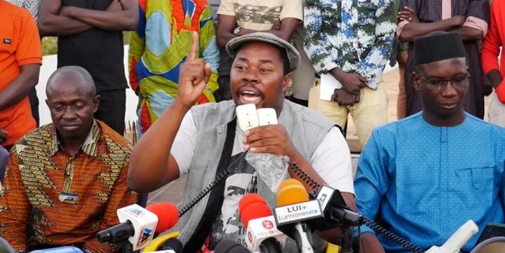 Adama Ben Diarra : « Macron a fait un deuxième abandon en plein vol » Adama Ben Diarra : « Macron a fait un deuxième abandon en plein vol »