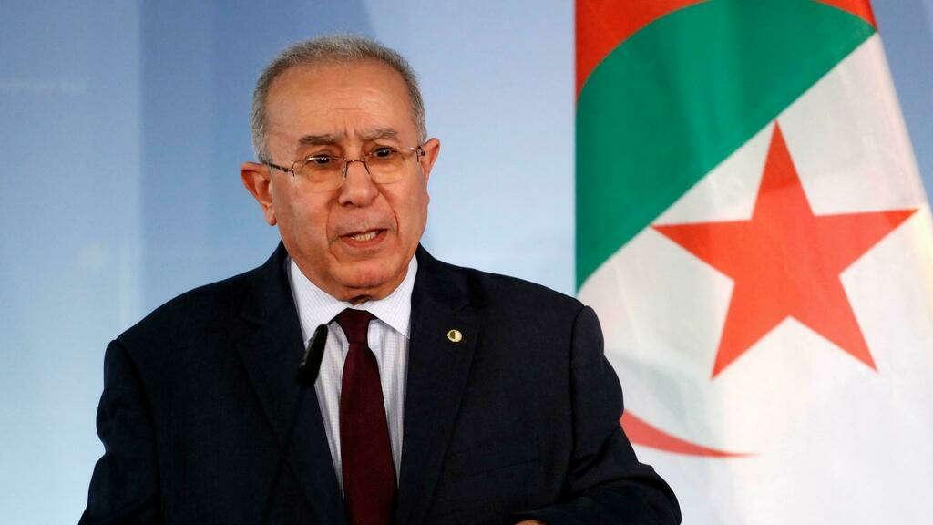 L’Algérie “suit de très près” la situation au Mali après les sanctions imposées par la CEDEAO L’Algérie “suit de très près” la situation au Mali après les sanctions imposées par la CEDEAO