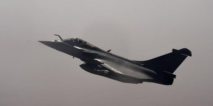 pourquoi, malgré les sanctions, les avions militaires français continuent leurs rotations