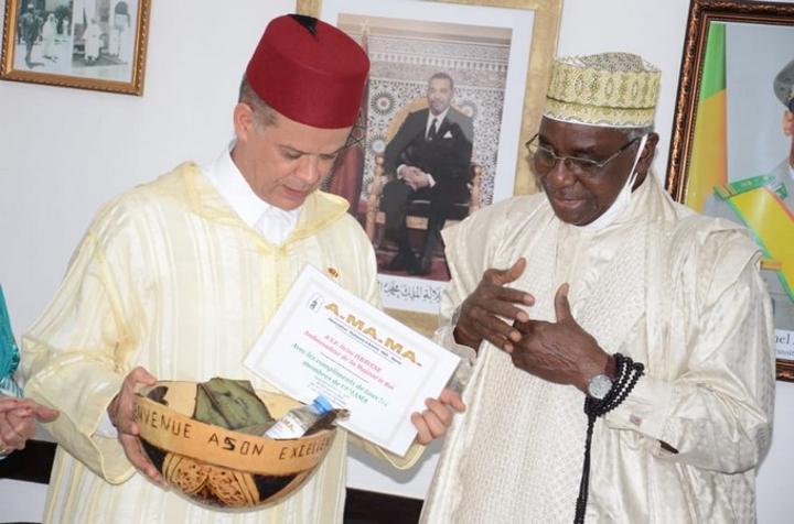 L’ambassadeur Driss Isbayene lors de la cérémonie de son accueil par l’association malienne d’amitié Mali-Maroc (AMAMA) : “Ma tâche n’est pas facile, mais je crois qu’avec votre aide nous irons loin”. “Mon prédécesseur a mis la barre très haut et il faut que je fasse encore plus” L’ambassadeur Driss Isbayene lors de la cérémonie de son accueil par l’association malienne d’amitié Mali-Maroc (AMAMA) : “Ma tâche n’est pas facile, mais je crois qu’avec votre aide nous irons loin”. “Mon prédécesseur a mis la barre très haut et il faut que je fasse encore plus”