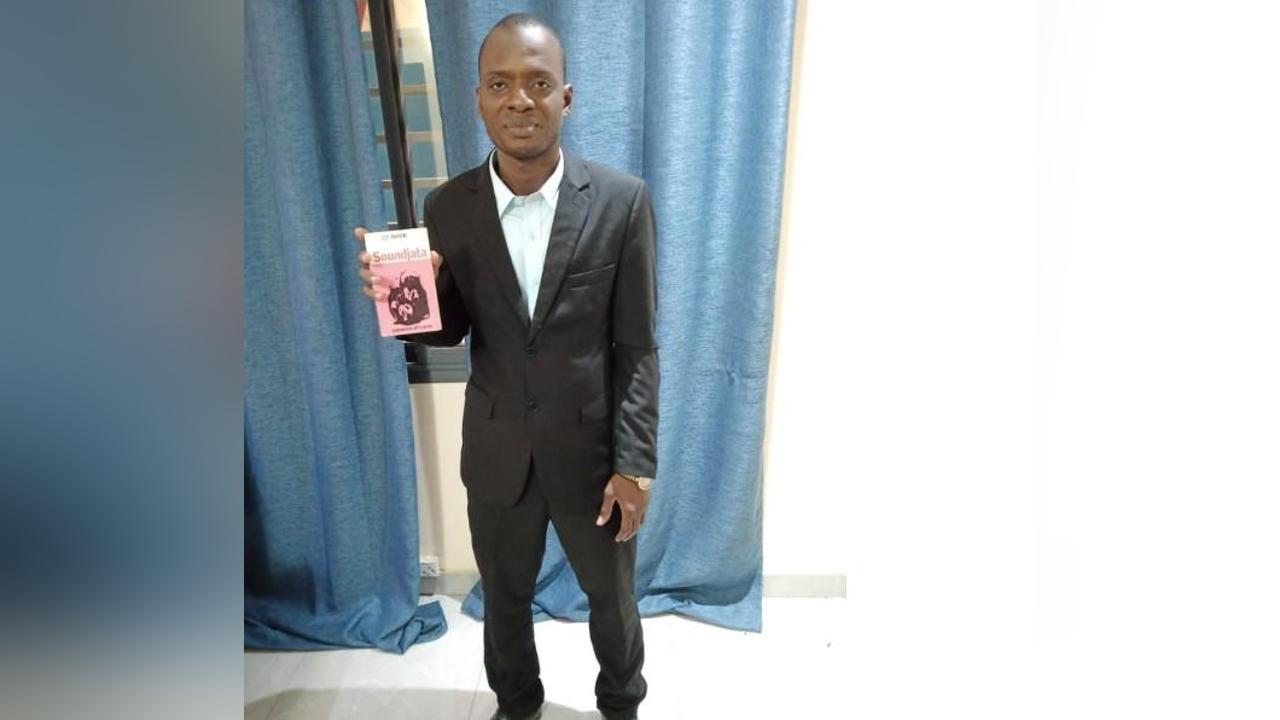 Diara DIAKITE, ingénieur informaticien croit qu’il est le jeune ingénieur dont la venue a été prédite par les écrivains Amadou Hampaté BÂ et Fily Dabo SISSOKO. Diara DIAKITE, ingénieur informaticien croit qu’il est le jeune ingénieur dont la venue a été prédite par les écrivains Amadou Hampaté BÂ et Fily Dabo SISSOKO.