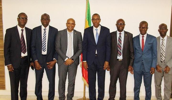 Le ministre Sanou à l’atelier de restitution de la revue de la performance du portefeuille des projets financés par la BAD au Mali : “Le portefeuille actif du secteur public de la BAD au Mali compte 20 projets pour un montant global d’environ 391,37 milliards F CFA” Le ministre Sanou à l’atelier de restitution de la revue de la performance du portefeuille des projets financés par la BAD au Mali : “Le portefeuille actif du secteur public de la BAD au Mali compte 20 projets pour un montant global d’environ 391,37 milliards F CFA”