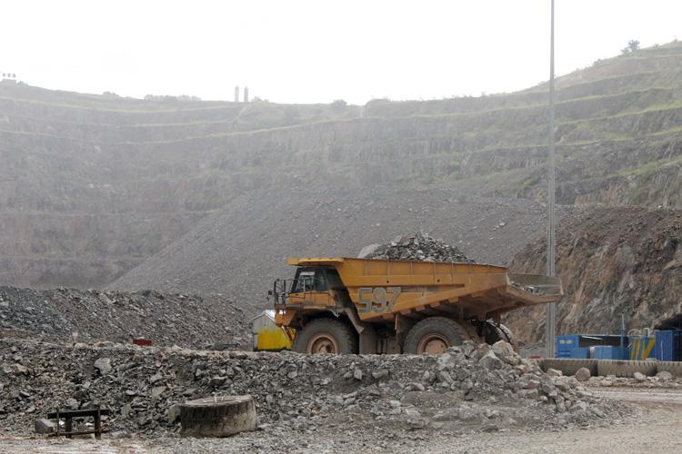 Extraction de l’or dans le village de Lenguenkoto-Fougadina par une entreprise chinoise : Quand les autorités locales abusent du nom de Assimi Goïta pour piller les ressources aurifères Extraction de l’or dans le village de Lenguenkoto-Fougadina par une entreprise chinoise : Quand les autorités locales abusent du nom de Assimi Goïta pour piller les ressources aurifères