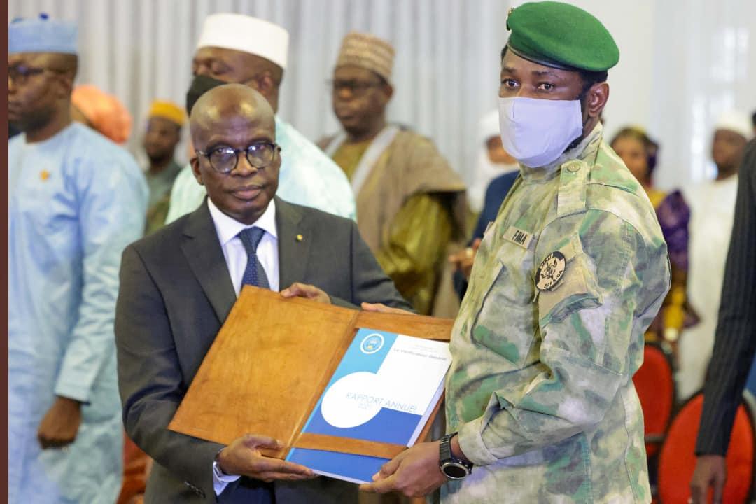Le vérificateur général, Samba Alhamdou Baby lors de la remise du rapport 2021 à Assimi Goïta : “De 50 en 2020, les saisines reçues par le Bureau sont passées à 64 en 2021” Le vérificateur général, Samba Alhamdou Baby lors de la remise du rapport 2021 à Assimi Goïta : “De 50 en 2020, les saisines reçues par le Bureau sont passées à 64 en 2021”