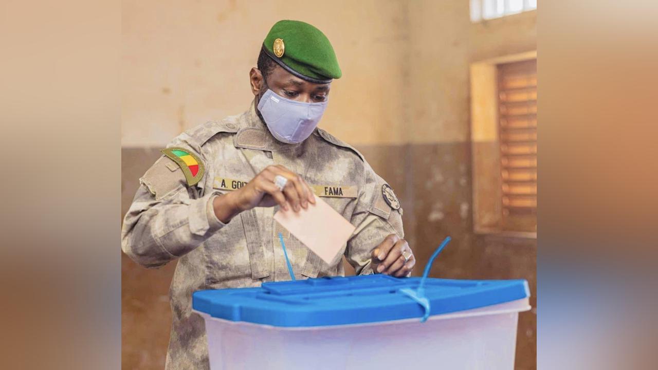 Le président de la Transition Assimi Goïta à la Nation : « Je voudrais appeler tous les Maliens, quelle que soit l’issue de ce référendum, à se donner la main » Le président de la Transition Assimi Goïta à la Nation : « Je voudrais appeler tous les Maliens, quelle que soit l’issue de ce référendum, à se donner la main »