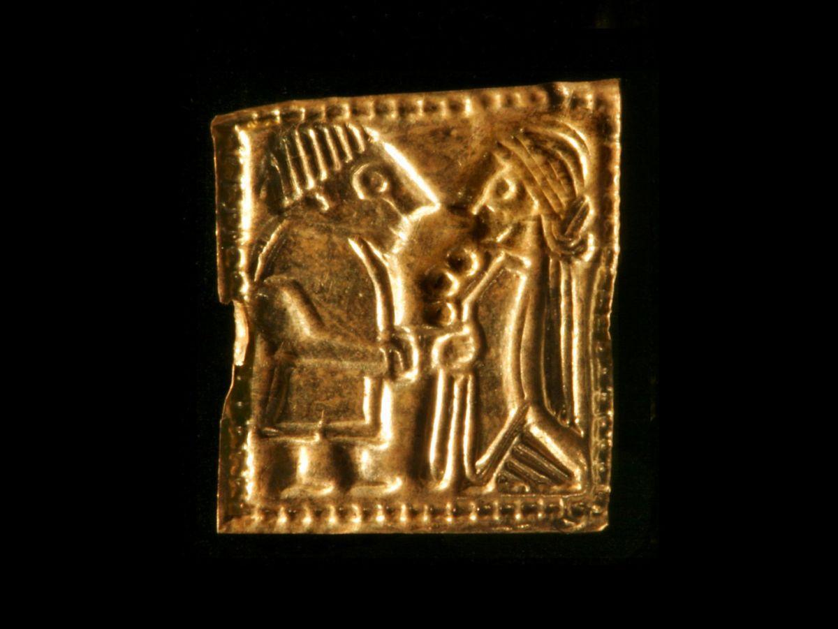 Découverte en Norvège d’un trésor de cinq minuscules pièces d’or : des gullgubber de l’époque mérovingienne Découverte en Norvège d’un trésor de cinq minuscules pièces d’or : des gullgubber de l’époque mérovingienne