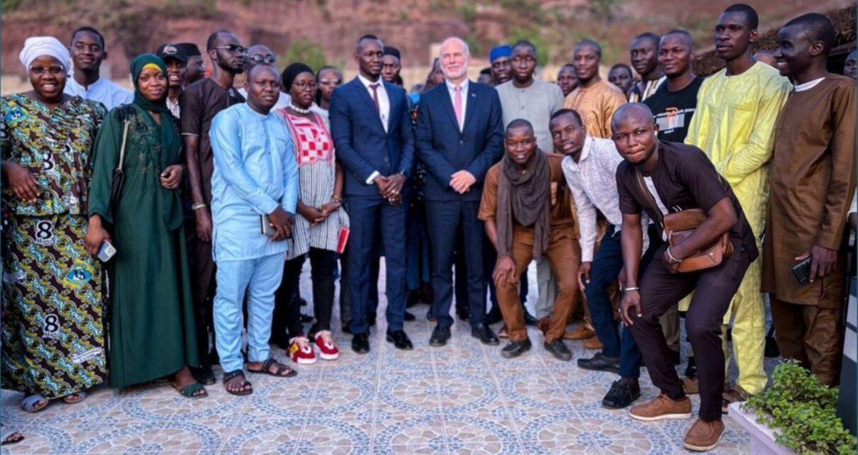 Journée Internationale de la Jeunesse : la Fondation « les Petits Stylos » Lance la Campagne Jeunesse 2024 Journée Internationale de la Jeunesse : la Fondation « les Petits Stylos » Lance la Campagne Jeunesse 2024