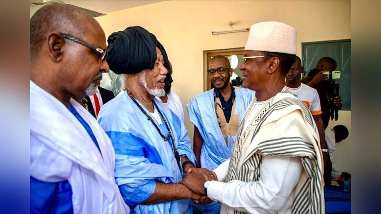 La Ville de Nioro du Sahel a Fait L’Attraction Durant le Week-End: • les Généraux Modibo Koné et IsmaëL Wagué ReçUs par le Chérif Bouyé HaïDara Vendredi Dernier • le Premier Ministre y Était Hier La Ville de Nioro du Sahel a Fait L’Attraction Durant le Week-End: • les Généraux Modibo Koné et IsmaëL Wagué ReçUs par le Chérif Bouyé HaïDara Vendredi Dernier • le Premier Ministre y Était Hier