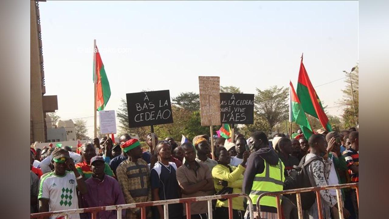Célébration de la Sortie de L’Aes de la CEDEAO : les Manifestants Réclament L’élévation du Capitaine Ibrahim Traoré au Grade de Général Célébration de la Sortie de L’Aes de la CEDEAO : les Manifestants Réclament L’élévation du Capitaine Ibrahim Traoré au Grade de Général