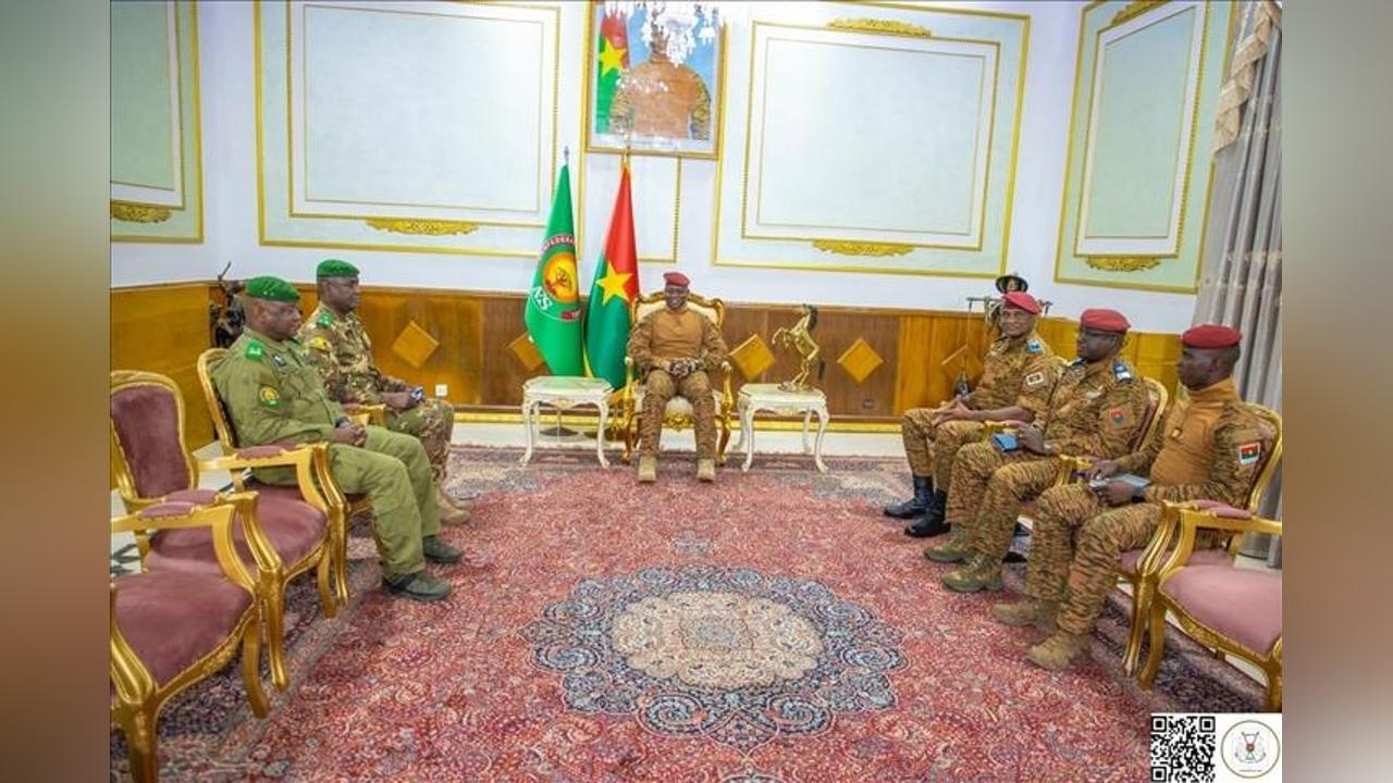 Confédération des États du Sahel (AES): le Capitaine Traoré Salue L’accélération de la Mise en Place D’Une Force de Défense Commune Confédération des États du Sahel (AES): le Capitaine Traoré Salue L’accélération de la Mise en Place D’Une Force de Défense Commune