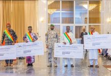 Fonds Minier de Développement Local Remise de Chèques Geants Fonds Minier de Développement Local Remise de Chèques Geants