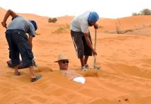 الدفن تحت الرمال الحارة.. أقصر طريق للعلاج بالصحراء الدفن تحت الرمال الحارة.. أقصر طريق للعلاج بالصحراء