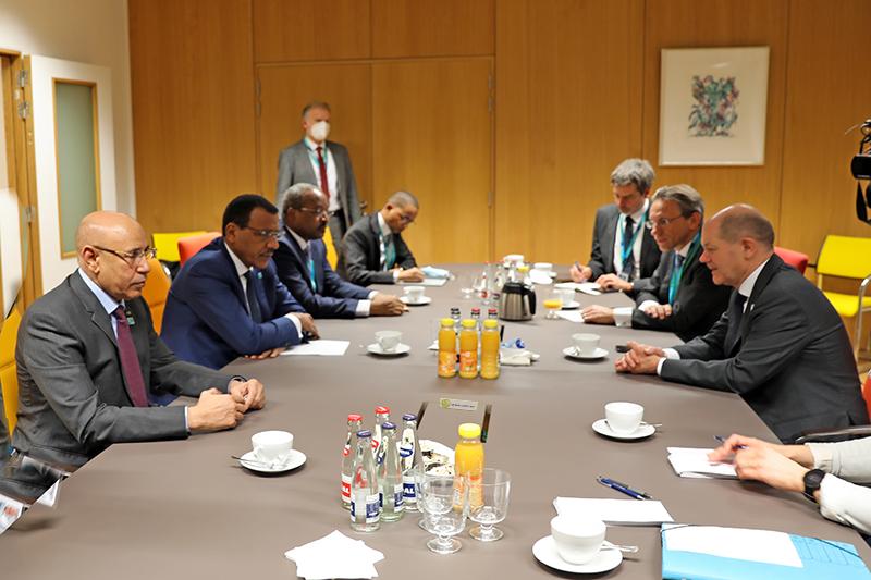 رئيس الجمهورية ونظيره النيجري يعقدان جلسة عمل مع المستشار الألماني رئيس الجمهورية ونظيره النيجري يعقدان جلسة عمل مع المستشار الألماني