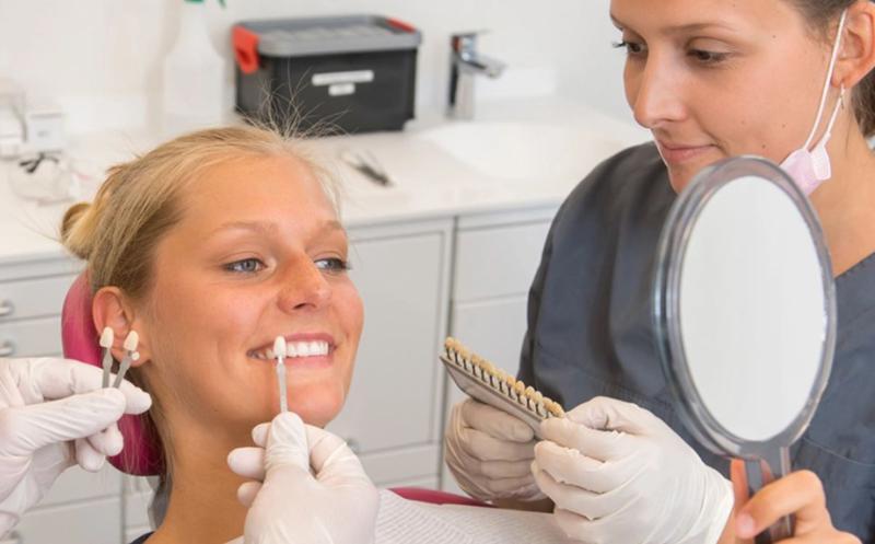 أفضل طرق تبيض الاسنان وأكثرها أمنا أفضل طرق تبيض الاسنان وأكثرها أمنا