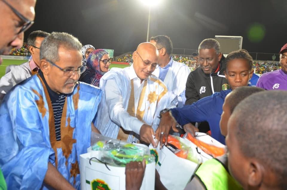 وزير الشباب والرياضة يوزع معدات رياضية على مراكز تكوين الأشبال وزير الشباب والرياضة يوزع معدات رياضية على مراكز تكوين الأشبال