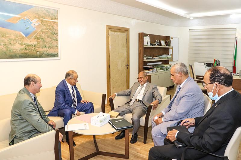 وزير الصيد والاقتصاد البحري يجري مباحثات مع السفير الجزائري وزير الصيد والاقتصاد البحري يجري مباحثات مع السفير الجزائري