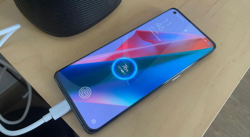 آبل تطلق تحديثا جديدا لمعالجة مشكلة نفاد بطارية هواتفها آبل تطلق تحديثا جديدا لمعالجة مشكلة نفاد بطارية هواتفها