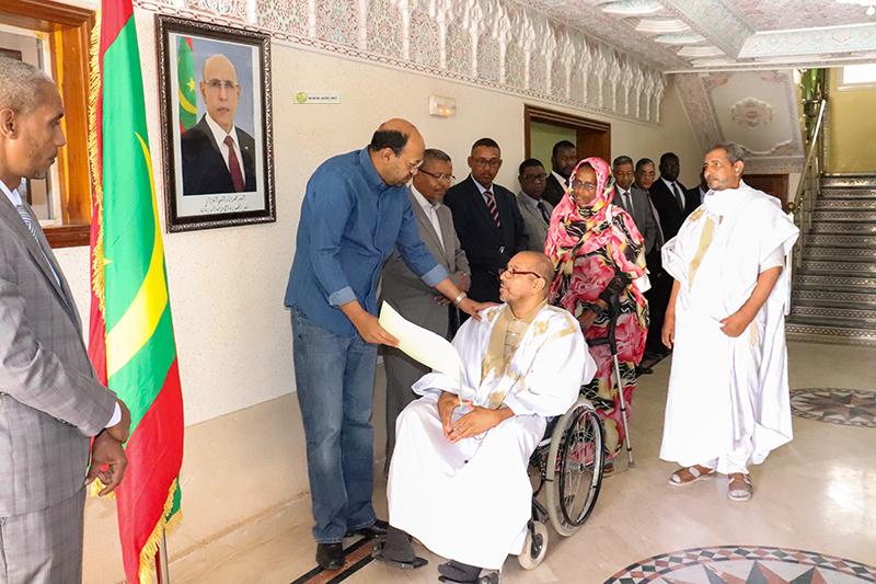 وزير الوظيفة العمومية يتسلم عشرات العرائض المطلبية من اتحادات ومنسقيات العمال وزير الوظيفة العمومية يتسلم عشرات العرائض المطلبية من اتحادات ومنسقيات العمال