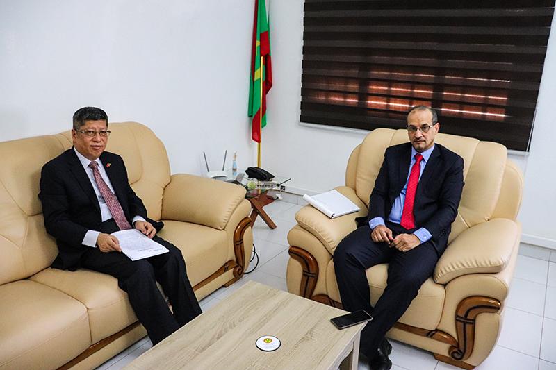 مفوض حقوق الإنسان يجري مباحثات مع السفير الصيني مفوض حقوق الإنسان يجري مباحثات مع السفير الصيني