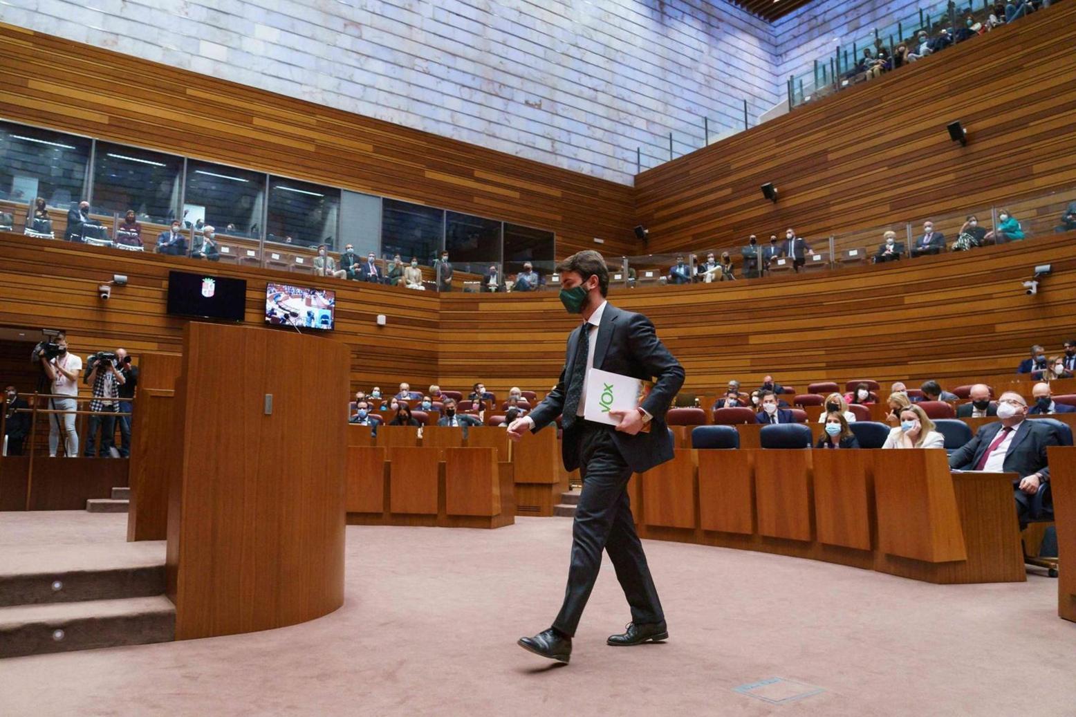 “الشيوخ الإسباني” يرفض مقترحا لحزب فوكس المتطرف يدعو لمعاقبة المغرب والجزائر وموريتانيا بسبب الهجرة “الشيوخ الإسباني” يرفض مقترحا لحزب فوكس المتطرف يدعو لمعاقبة المغرب والجزائر وموريتانيا بسبب الهجرة