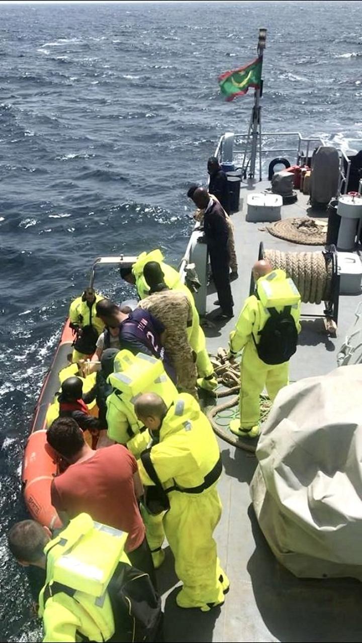 البحرية تنقذ باخرة صيد أجنبية تعرضت لحريق في عرض البحر البحرية تنقذ باخرة صيد أجنبية تعرضت لحريق في عرض البحر