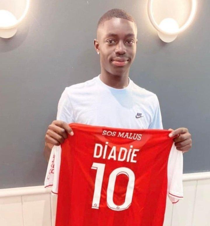 ستاد ريمس الفرنسي يوقع مع لاعب ستاد ريمس الفرنسي يوقع مع لاعب